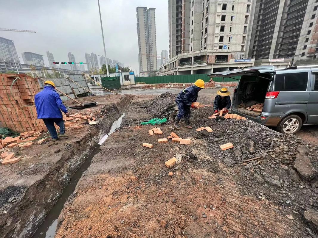 風(fēng)雨無(wú)阻筑城夢(mèng) 市政建設(shè)者的實(shí)干精神